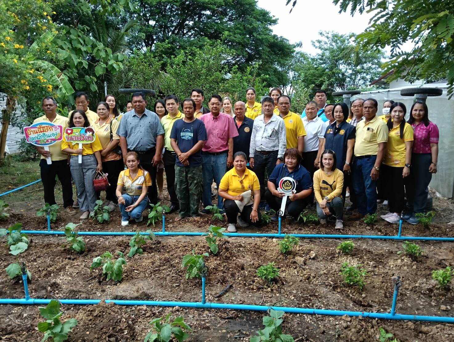 พช.เมืองกาญจนบุรีดำเนินกิจกรรมขยายผลการน้อมนำหลักปรัชญาของเศรษฐกิจพอเพียงสู่ครัวเรือนโดยรอบของศูนย์เรียนรู้ "โคก หนอง นา" 